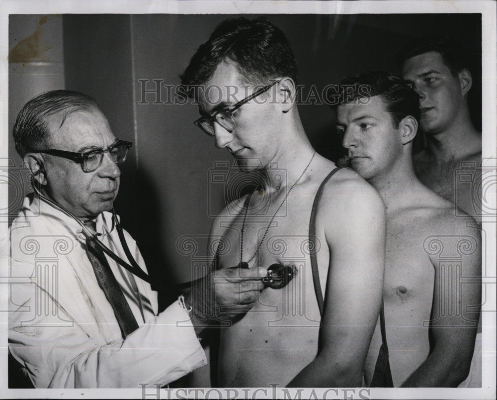 1961 Press Photo Dr.Lee Lipsher Examines Draftees John Dower, William Cameron - Historic Images