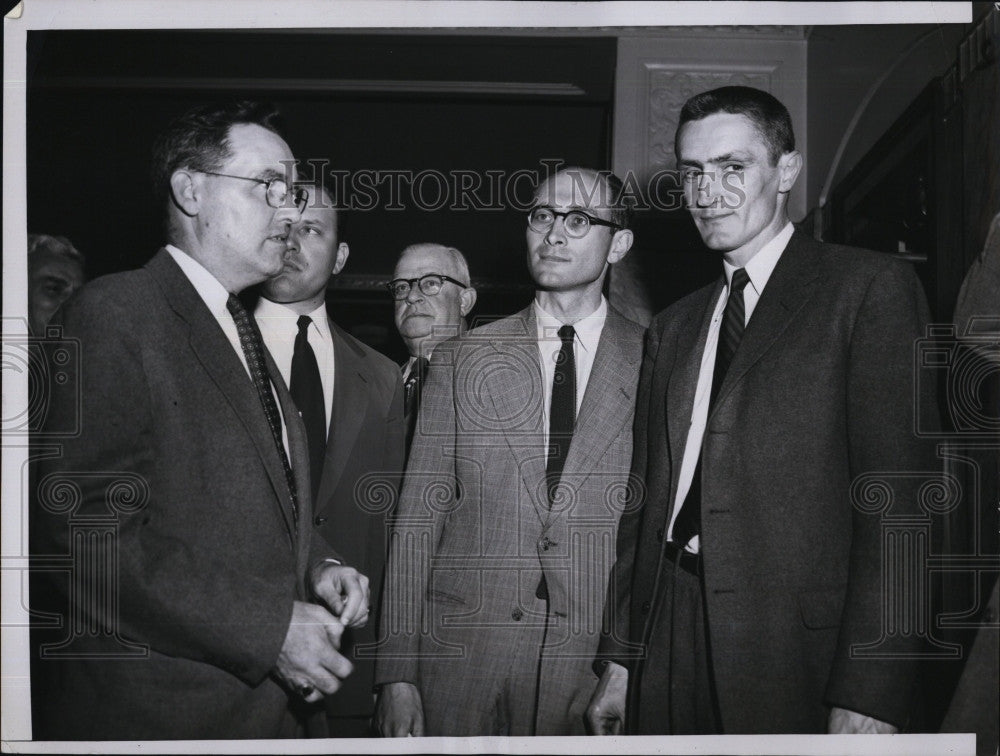 1956 Press Photo Federal Agents Arrest Daniel Schirmer And Sidney Lipshires - Historic Images