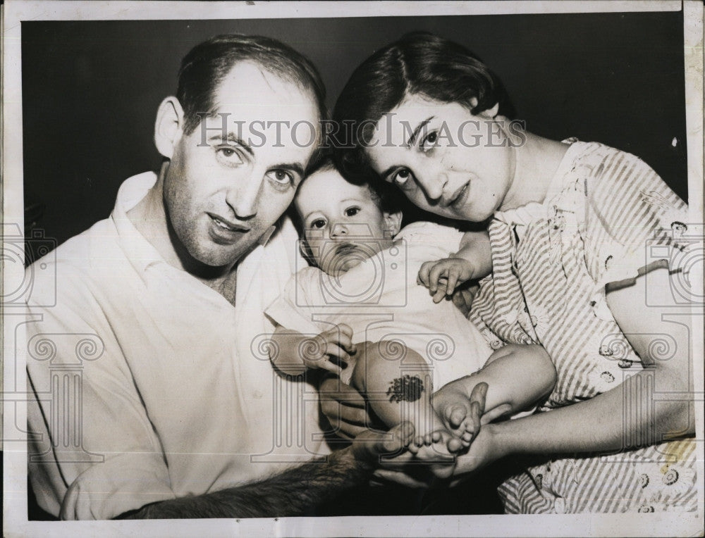 1951 Press Photo Mr. And Mrs. Alan Lipsky With Baby Edward Flanagan In Court - Historic Images