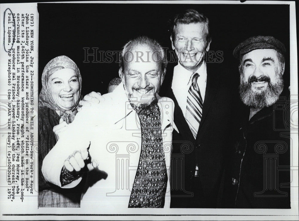 1971 Press Photo Mayor John Lindsay of N.Y.with the star of Finddler on the roof - Historic Images