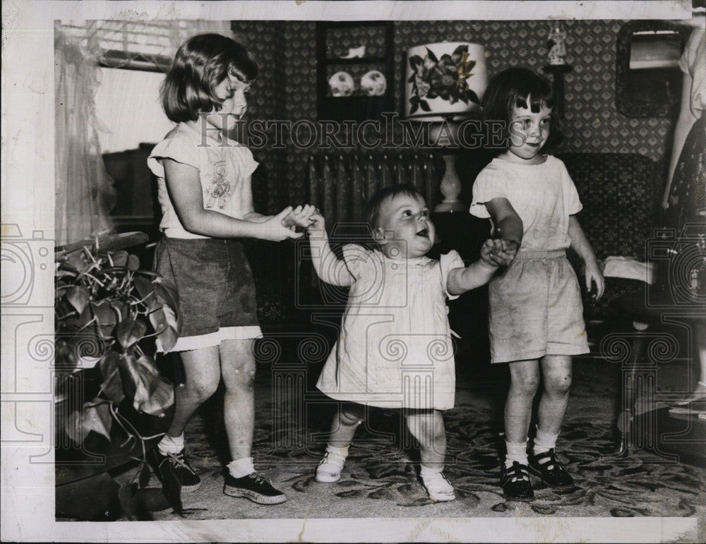 1954 Press Photo  Mrs William Linskey and her children - Historic Images