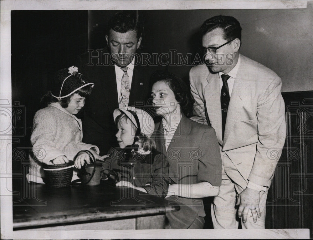 1954 Press Photo  Mr &amp; Mrs William Linskey and children &amp; atty Thos. Brett - Historic Images