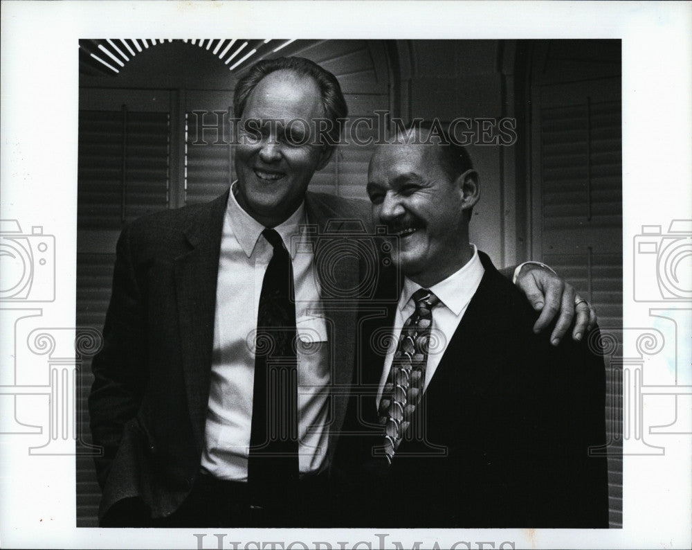 1995 Press Photo Actor John Lithgow w/ Bob Bradley at Harvard Press Conference - Historic Images