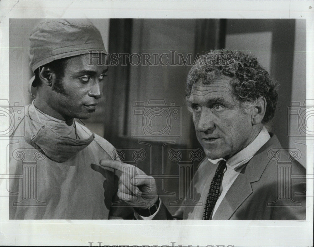 1973 Press Photo Cleavon Little &amp; James Whitmore &quot;Temperatures Rising&quot; - Historic Images