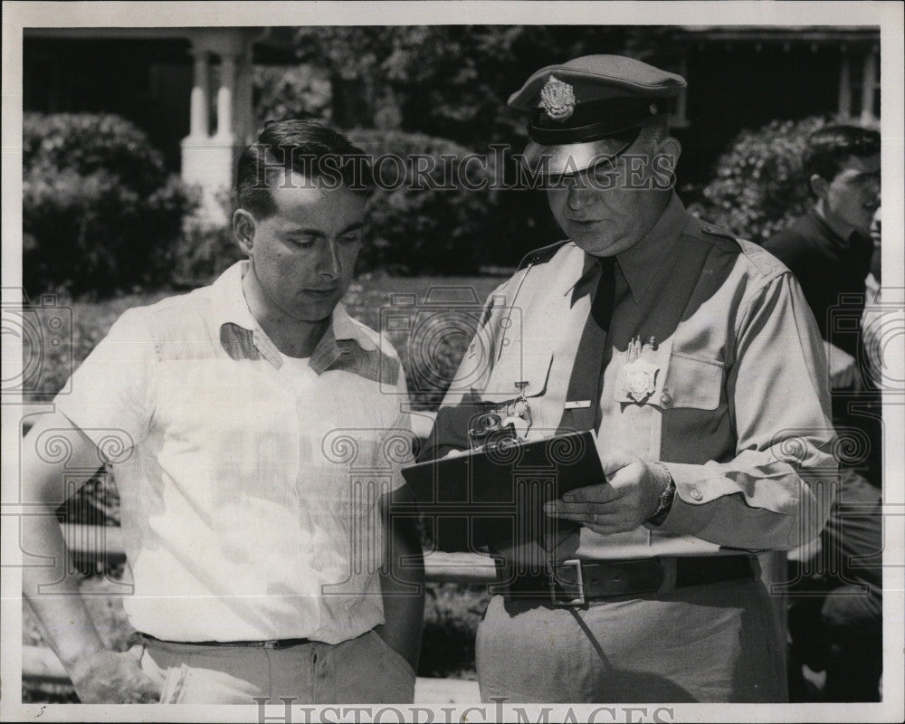 1959 Press Photo Inspector Gordon Little &amp; Geo Rooney - Historic Images