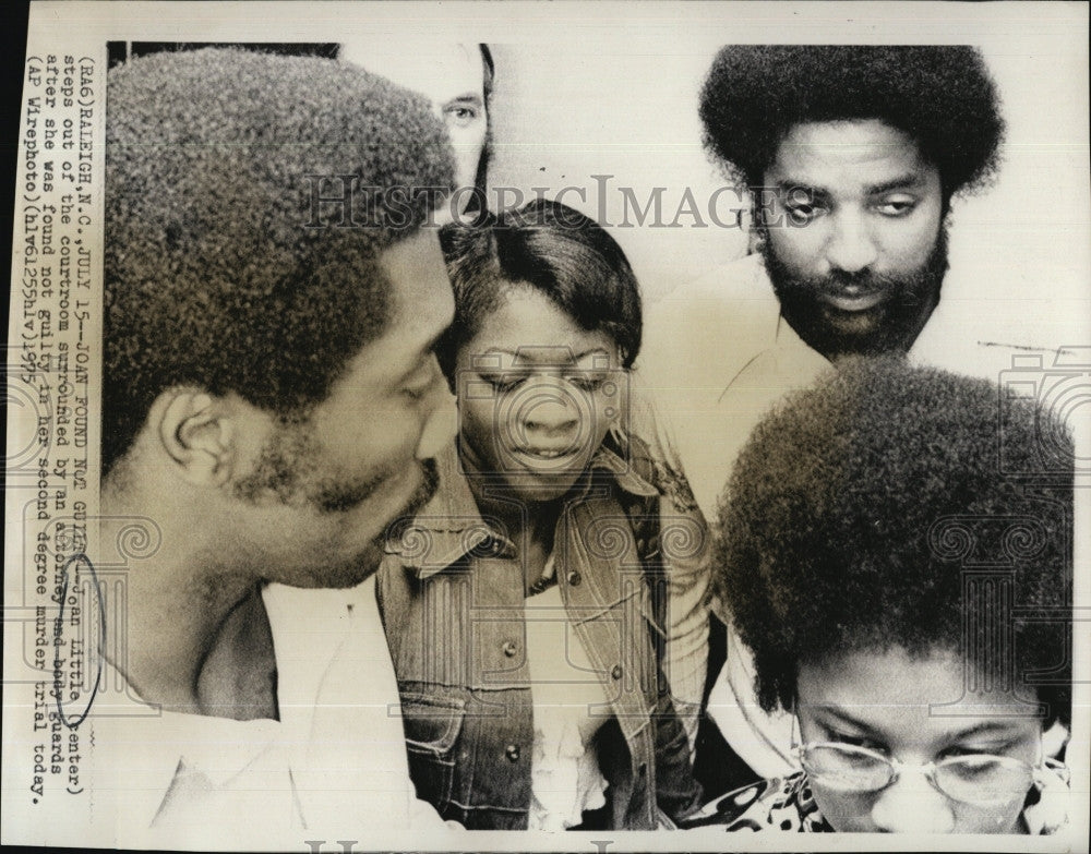 1975 Press Photo Joan Little, atty &amp; bodyguards at her murder trial - Historic Images