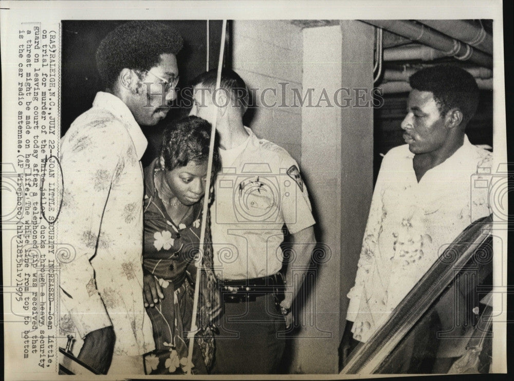 1975 Press Photo Joan Little, atty &amp; bodyguards at her murder trial - Historic Images