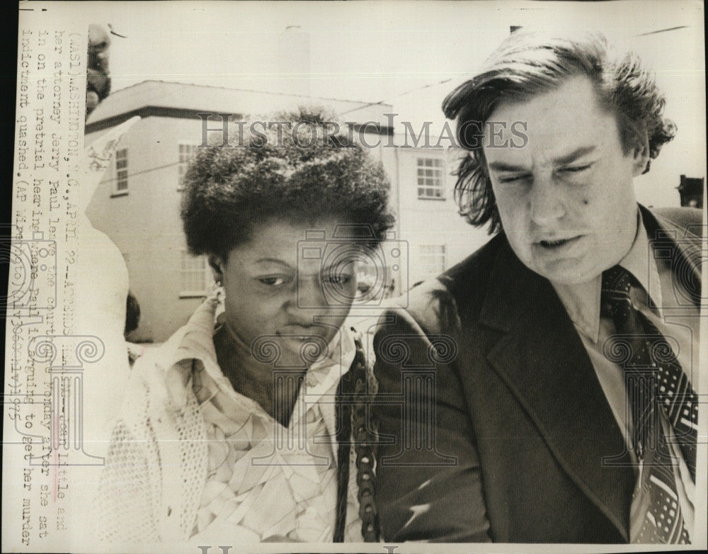 1975 Press Photo Murder Suspect Joan Little Attorney Jerry Paul Trial Hearing - Historic Images