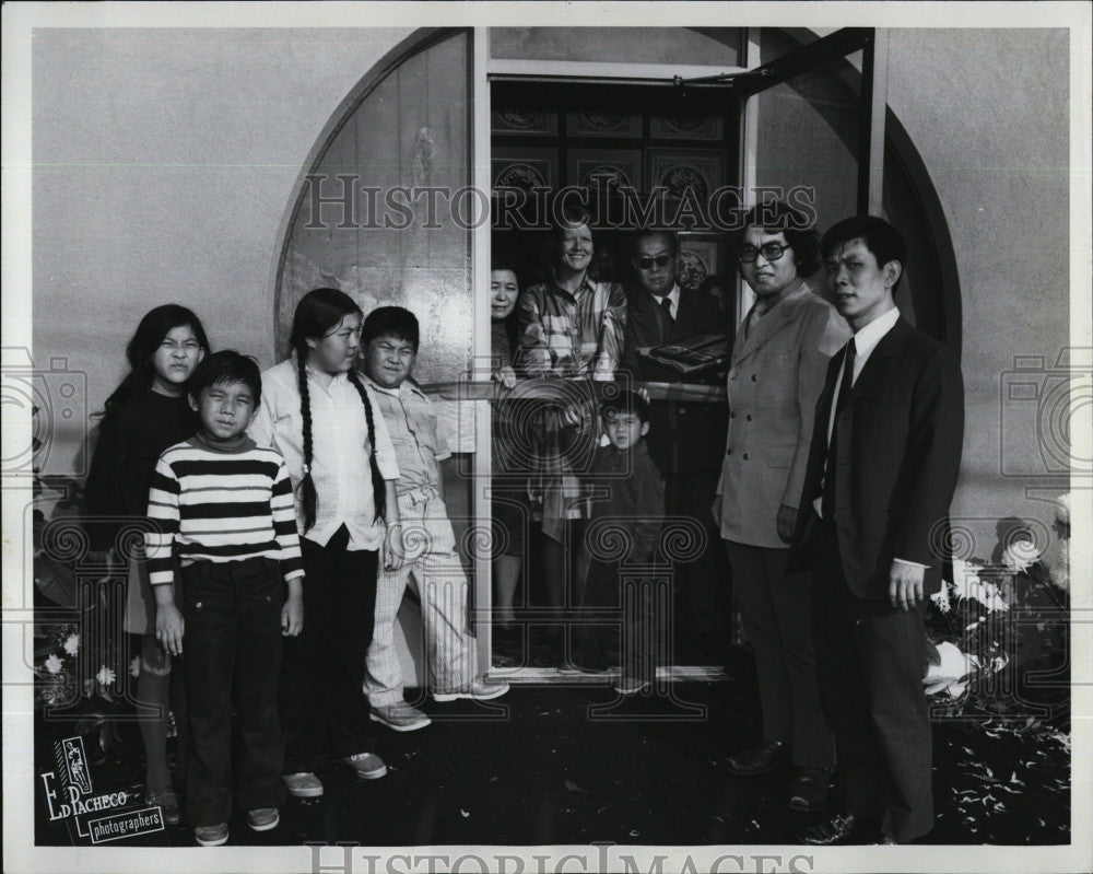 1973 Press Photo T.P. Liu and family &amp; Mayor Barb Ackerman of Cambridge Mass. - Historic Images
