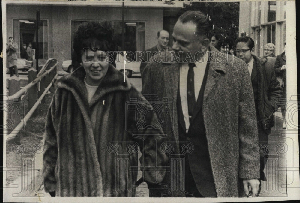 1966 Press Photo Mr &amp; Mrs Michael Liuni after granted custody in adoption case - Historic Images