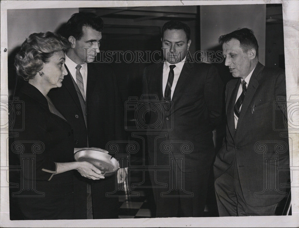 1963 Press Photo Salesmen &amp; Shopping Toni with an ashtray - Historic Images