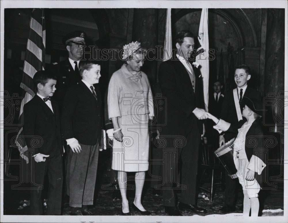 1964 Press Photo Douglas Johnson &amp; Kenneth Currier shakes hands w/ Gov. Peabody - Historic Images