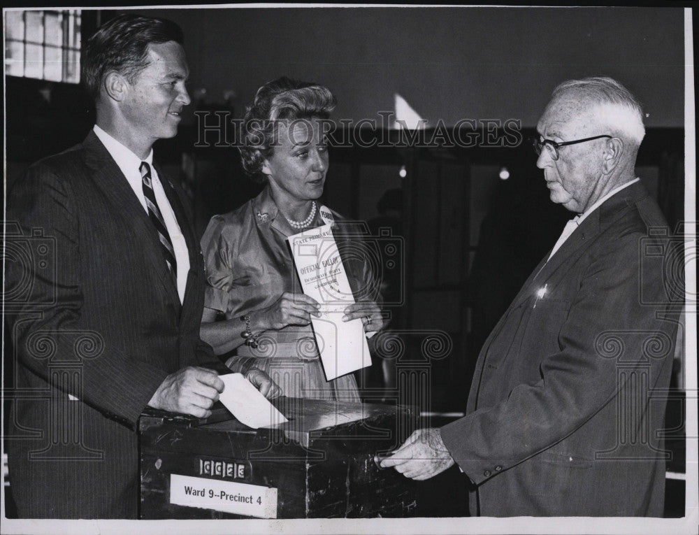 1962 Press Photo Endicott Peabody &amp; Mrs. Peabody cast their votes - Historic Images