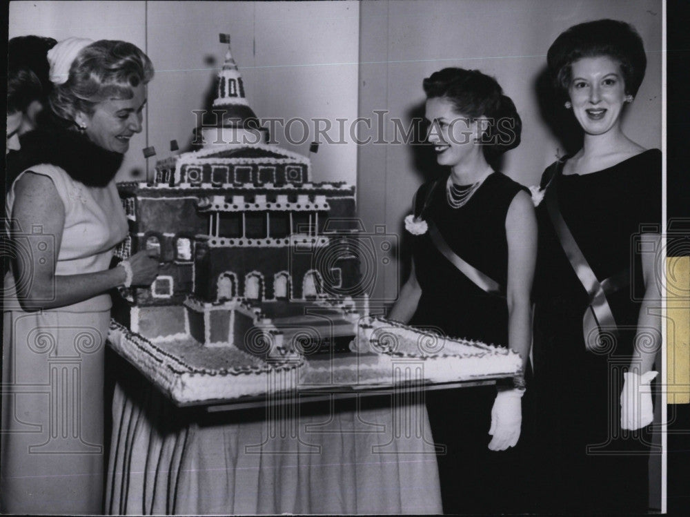 1963 Press Photo Mrs. Peabody, Mary McCarey, Lucia Carolan looking at Cake - Historic Images