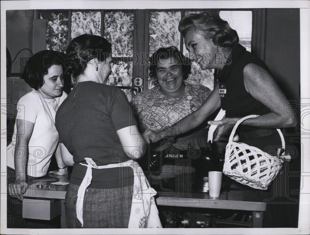 1966 Press Photo Toni Peabody gave workers in Bedford Clothing Meatloaf Recipe - Historic Images