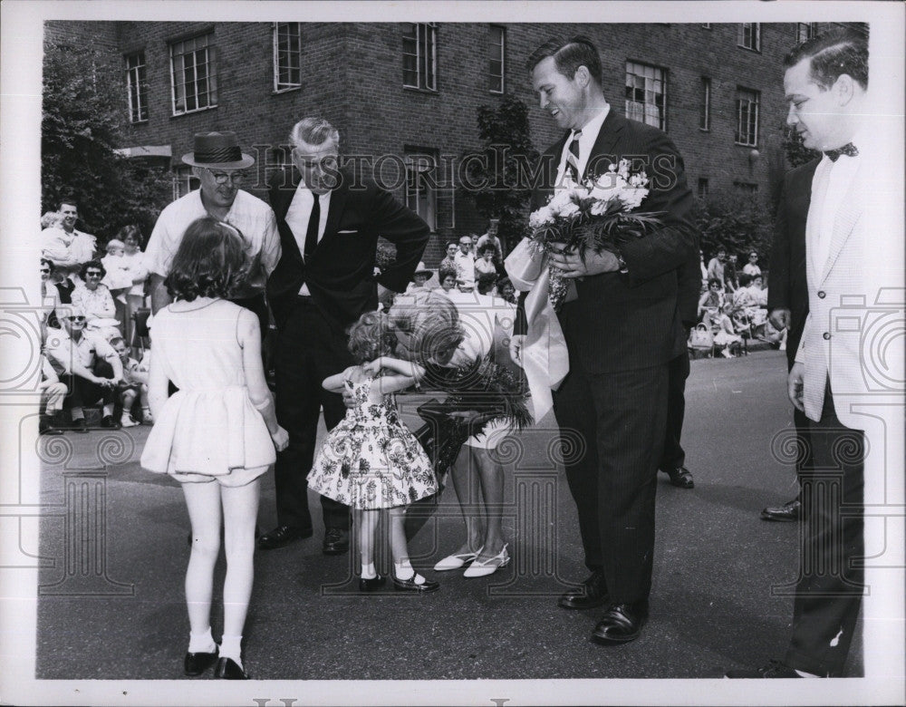 1963 Press Photo Patty Cavanagh &amp; Kathy Davis gives Mrs. Peabody flowers - Historic Images