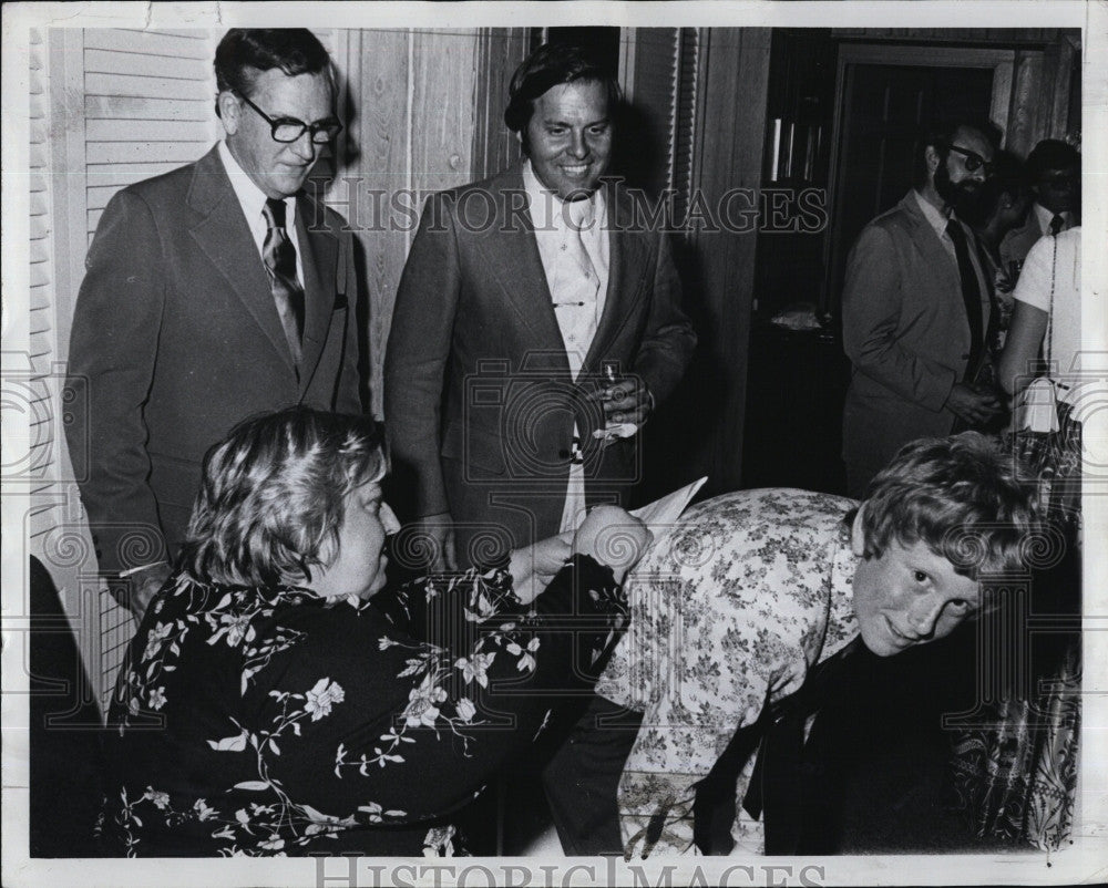 1976 Press Photo George Wells Thomas Powers Watch Sarah Caldwell Sign Autograph - Historic Images