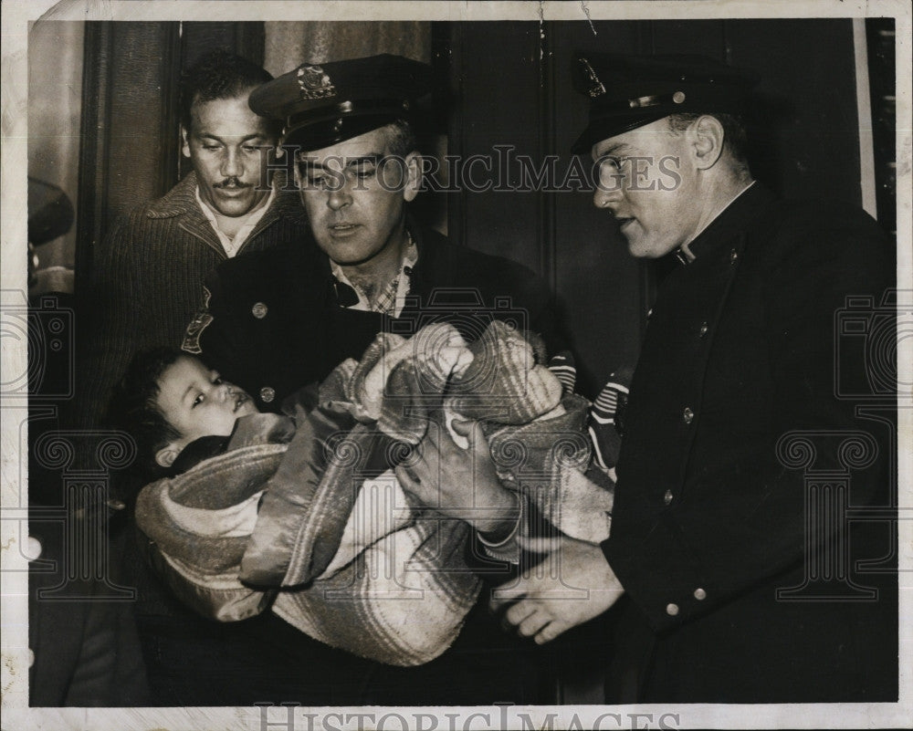 1961 Press Photo Patrolmen George Locascio &amp; Don Varnerin Rush Child To ER - Historic Images