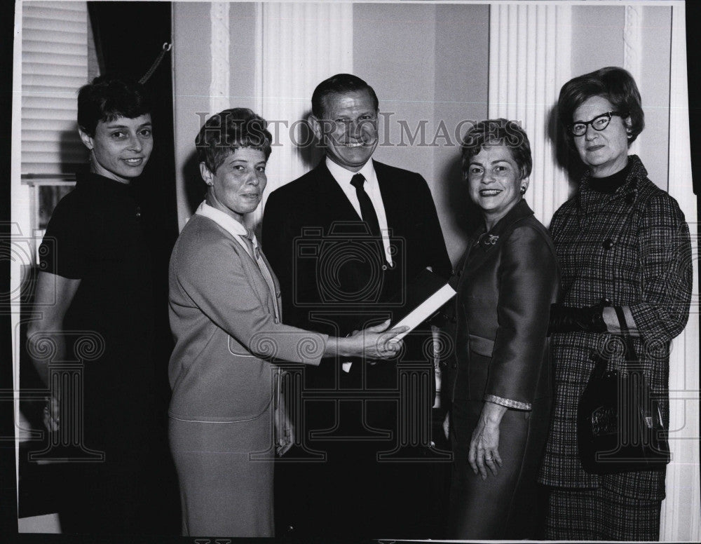 1967 Press Photo Mass Gov JA Volpe, Mrs AB Johnson,Mrs H Marcus , Mrs Hoorstein, - Historic Images