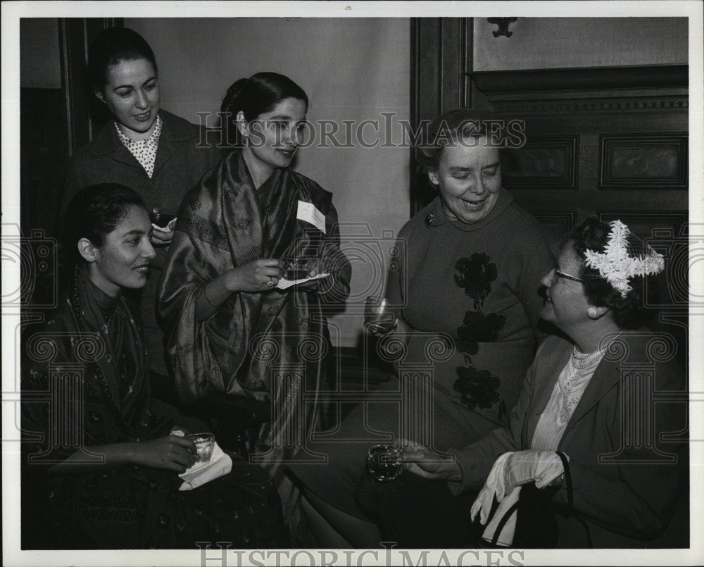 1960 Press Photo Attiya Inayatullah &amp; Mrs. Champa Vaid at B.U. Women&#39;s Guild - Historic Images