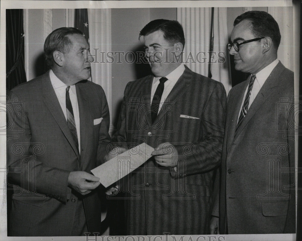 1960 Press Photo Gov. Furcolo, Ray Campbell, Lawrence Grant at Apprentice Awards - Historic Images