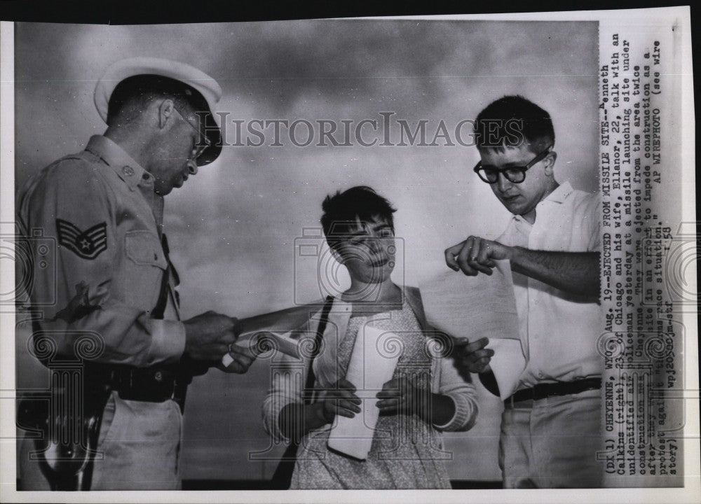 1958 Press Photo Protestor Kenneth Calkins &amp; wife Eleanor &amp; a policeman - Historic Images