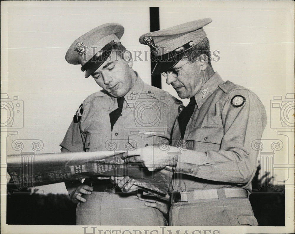 1950 Press Photo Maj John M Calhoun &amp; Lt Col Warren Giles - Historic Images