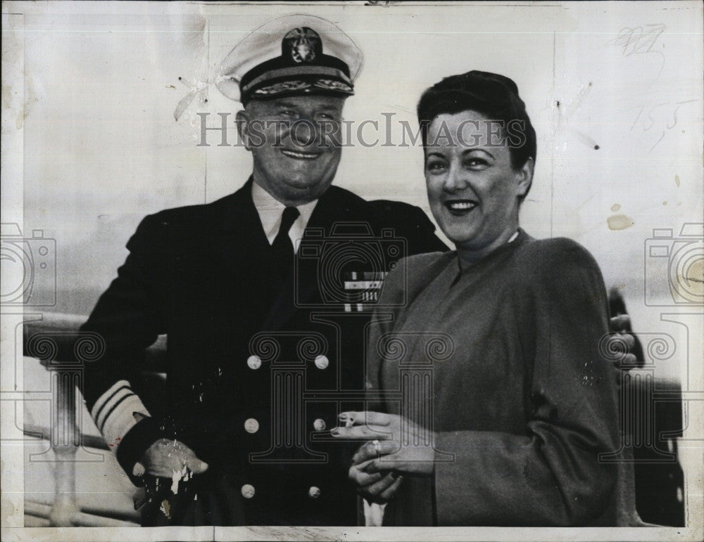 1946 Press Photo Vice Adm William Calhoun On Honeymoon With New Bride - Historic Images