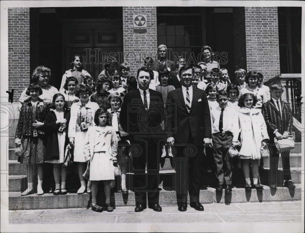 Press Photo Governor Endicott Peabody Poses With School Children - Historic Images