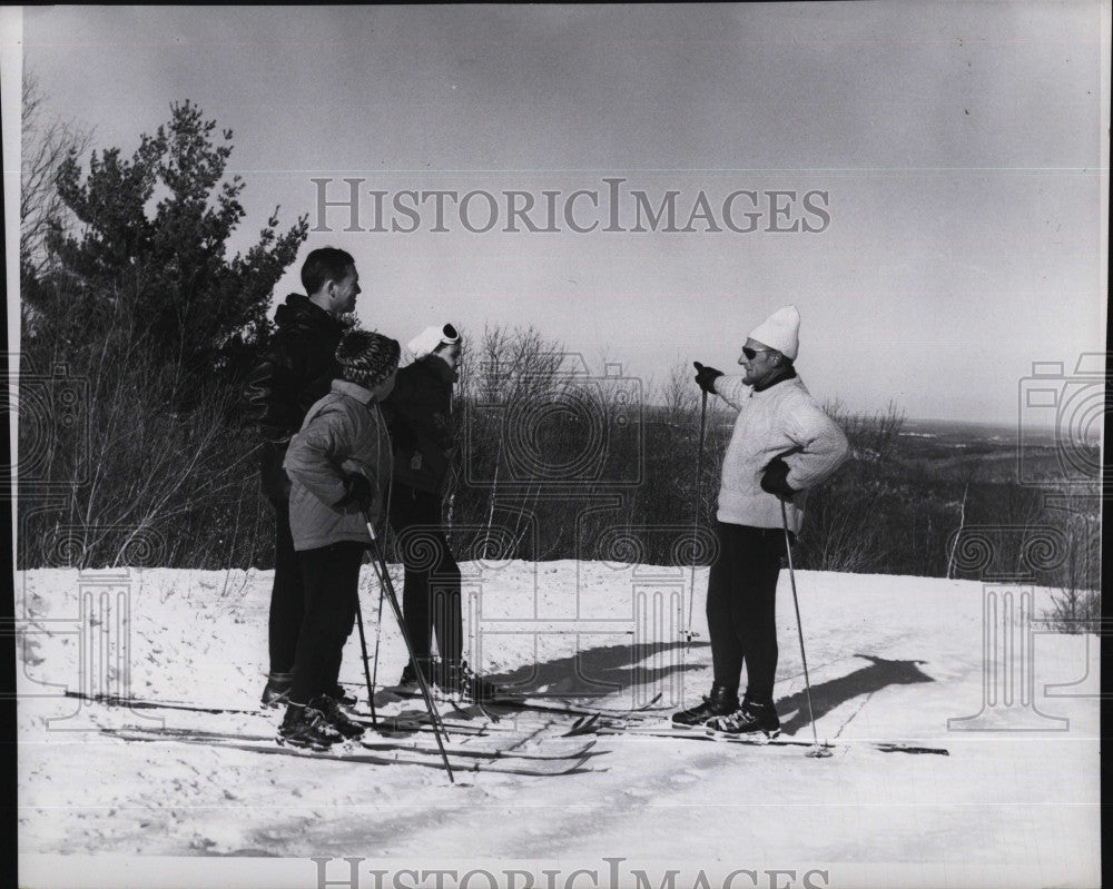 1964 Press Photo Mass Gov Endicott Peabody Goes Skiing With Sons - Historic Images