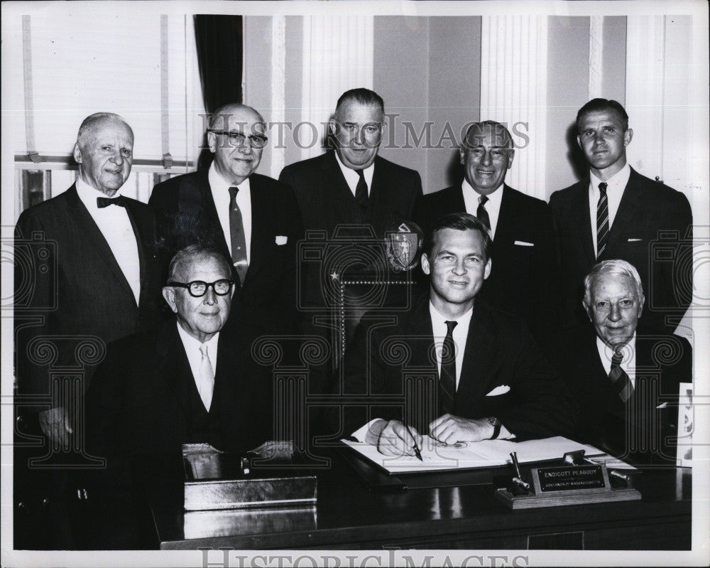 1964 Press Photo Gov Endicott Peabody Made Honorary Chairman Of Good Will Dinner - Historic Images