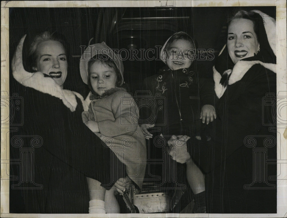 1948 Press Photo Juanita R E Patino &amp; her children &amp; her sister - Historic Images