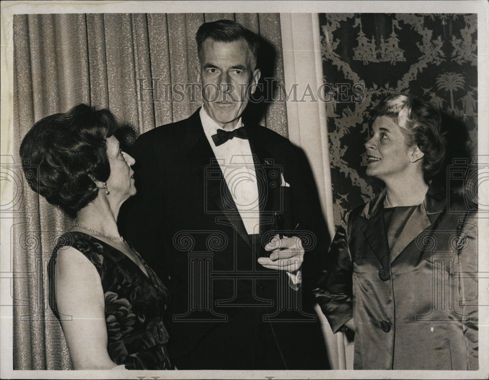 1966 Press Photo Mrs RA Ehrlich,Boston YMCA,JK Galbraith &amp; Mrs KC Steele - Historic Images