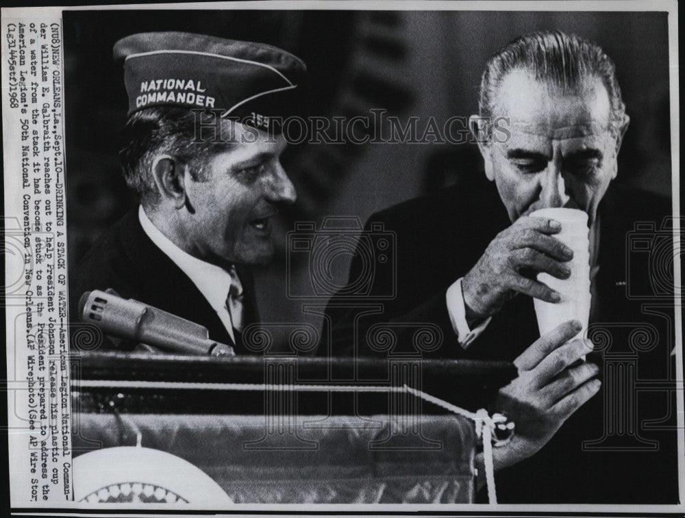 1968 Press Photo American Legion Com. William Galbraith and President Johnson - Historic Images