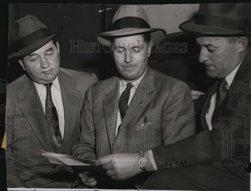 1955 Press Photo Officer FS Davenport, Sgt HT Lynch &amp; Officer JX Sullivan - Historic Images