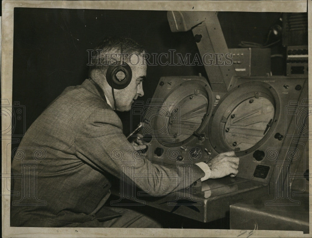 1952 Press Photo Traffic Contrlat Logan airport,Henry P Lynch - Historic Images