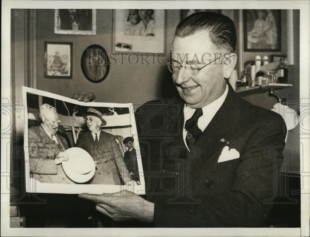 1939 Press Photo Dr George W. Culver with his photo of the president - Historic Images