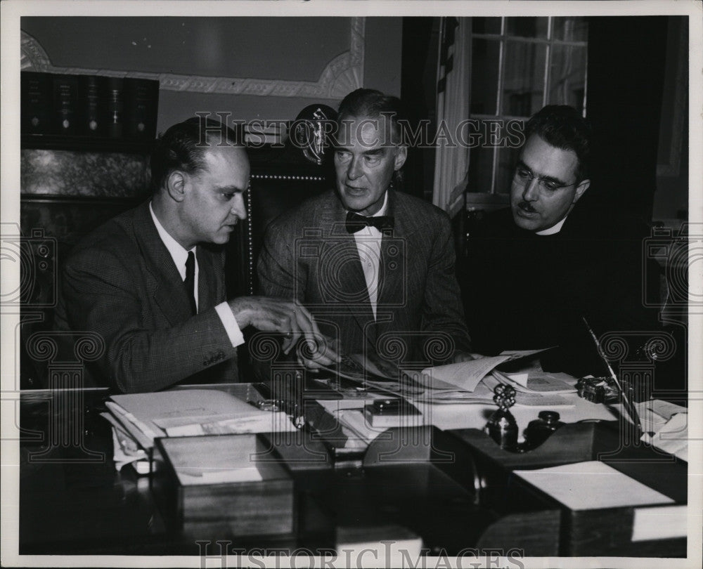 1953 Press Photo Governor Harter conferring with Basil Caleveras - Historic Images