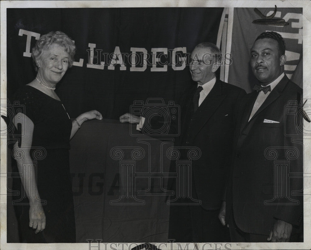 1963 Press Photo UNC Fund Mrs WE Campbell,Ed Weeks &amp; K Montgomery - Historic Images