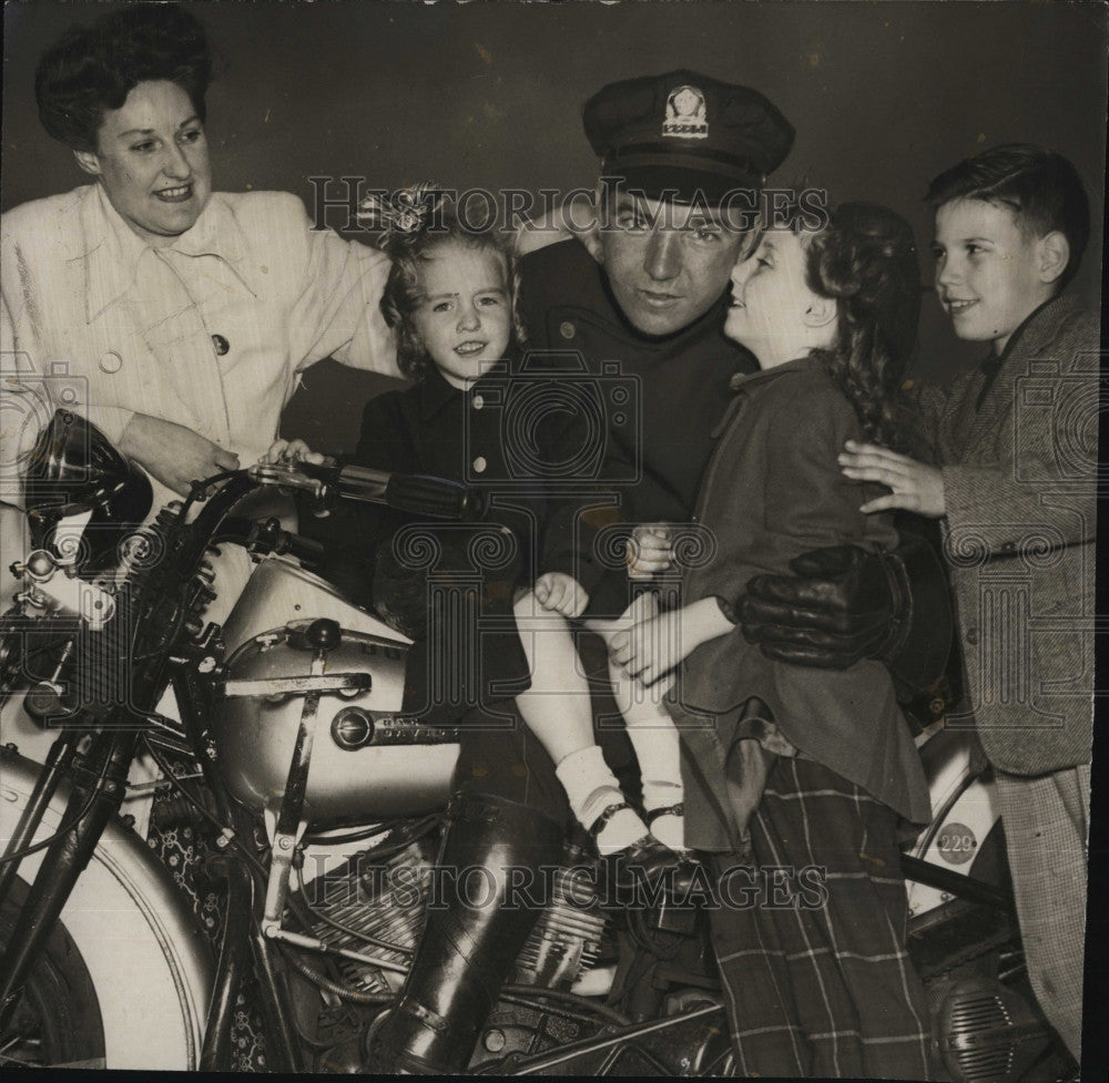 1957 Press Photo Patrolman Thomas Lylon and family - Historic Images