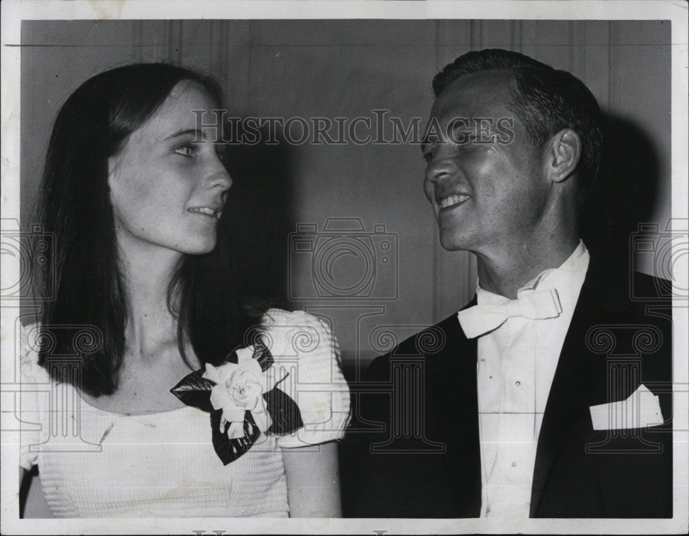 1966 Press Photo Mass Gov Endicott Peabody &amp; daughter Barbara - Historic Images