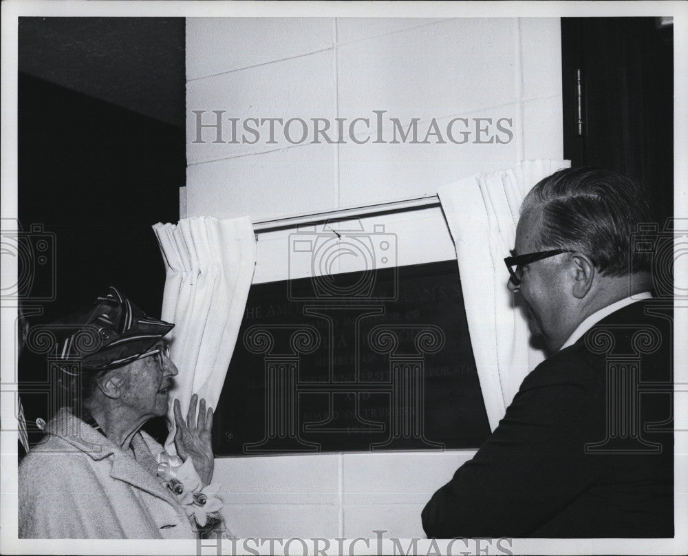 1972 Press Photo Sculptor,Amelia Peabody &amp; Northeaster U Pres A Knowles - Historic Images