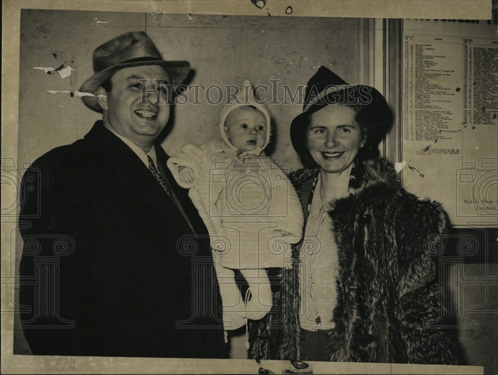 1941 Press Photo Mr &amp; Mrs Louis Vena &amp; baby Catherine - Historic Images