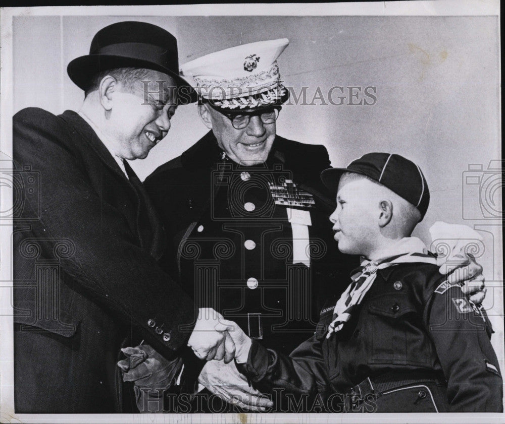 1959 Press Photo Cub Scout David Lewis, Gen. Carlos Romulo, Gen. R. Pate - Historic Images