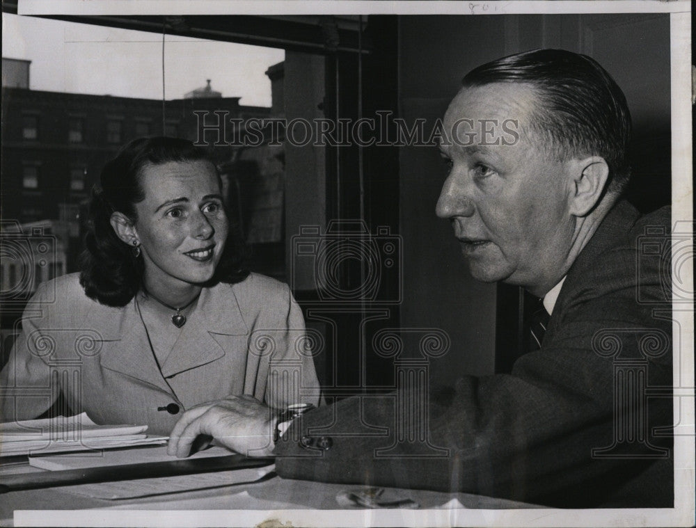 1959 Press Photo Mrs. Charlotte Vautier,  Tax Commissioner R. Capeless - Historic Images