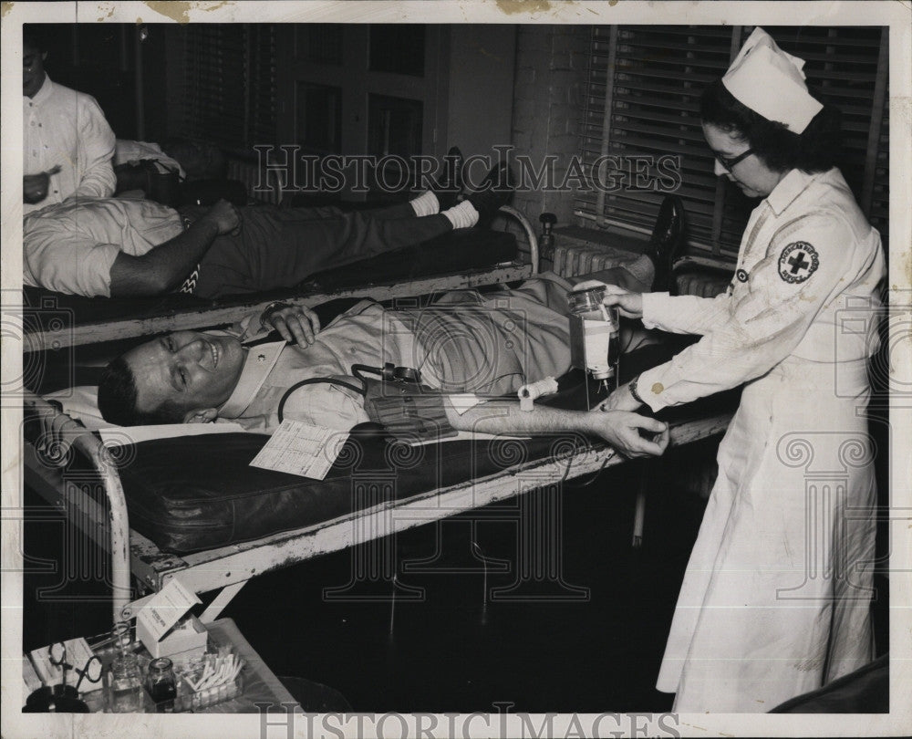 1952 Press Photo Commander R.A. Vaughan and Red cross nurse. - Historic Images