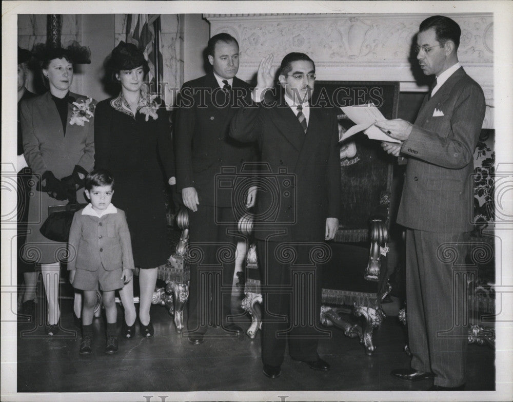 1945 Press Photo John O.pastore sworn as Gov.of Rhode Island to Sec.Armand Cote. - Historic Images