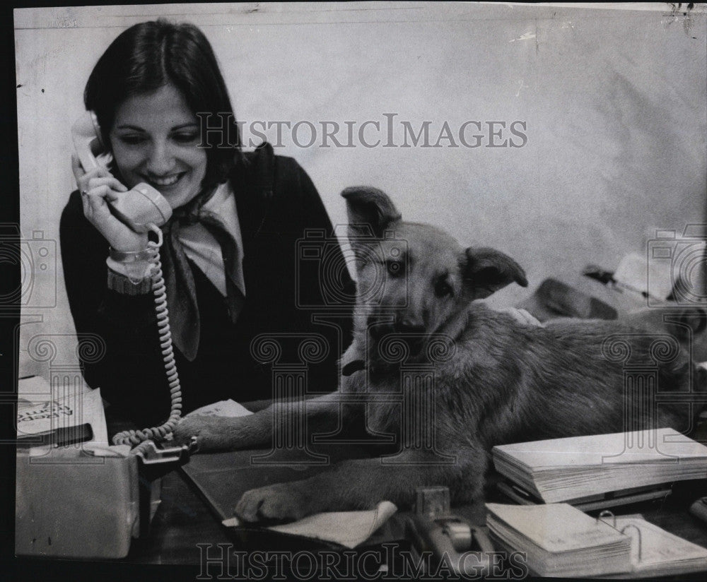 1975 Press Photo Marie Vendola, secretary for House Rules Committee - Historic Images