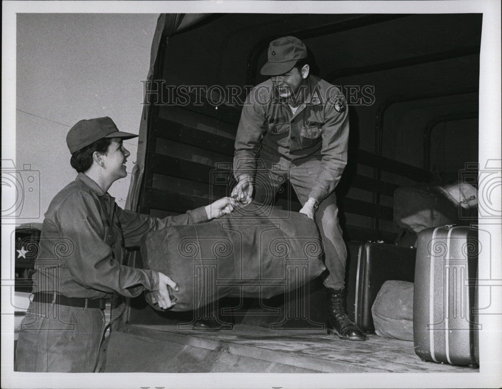 1970 Press Photo PFC Stephen Vermette &amp; Kenneth Purcell Leave For Camp Drum, NY - Historic Images