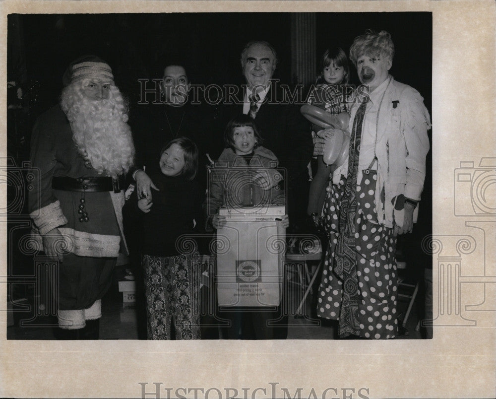 1972 Press Photo Santa, Sec &  Mrs Davoren, PA Dever scholl kids - Historic Images